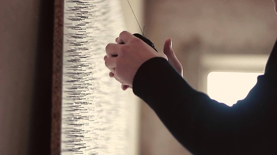 Портрет Джастина Тимберлейка из гвоздей и нитей