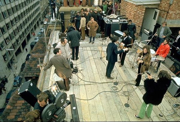 Teknisyen Alan Parsons, stüdyonun bodrum katında kayıt için hazırlanırken, yönetmen Michael Lindsay-Hogg ise ekibiyle kayıt yapmak üzere orada bulunuyor.