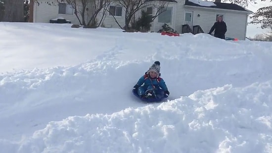 Oğlu İçin Evin Arka Bahçesini Kayak Pistine Çeviren Muhteşem Baba