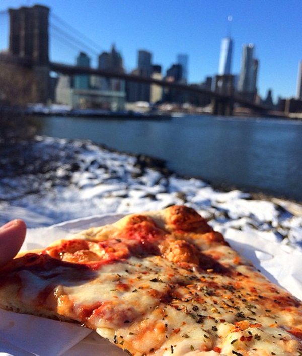 Ve tabi ki New York usulü pizzaya bayılıyor.