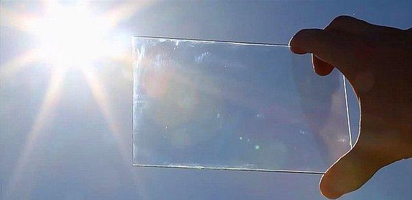 Uzmanlar, kuvars kumundaki silikaya yüksek ısılı fırında müdahale edilmesiyle üretilen sıradan silikon güneş panellerine kıyasla organik güneş panelinin birçok avantajı olduğunu söylüyor.