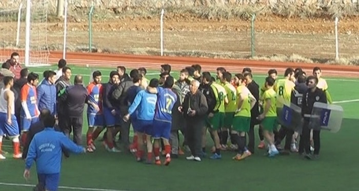 Futbol Maçında Çıkan Kavgayı Polis Havaya Ateş Açarak Ayırdı