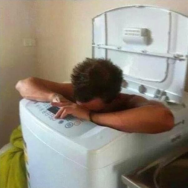 9. Bu fotoğrafta gördüğünüz arkadaş ise çırılçılak şekilde çamaşır makinesine sıkışmış. Nerden oraya girmiş bilmiyoruz tabii.