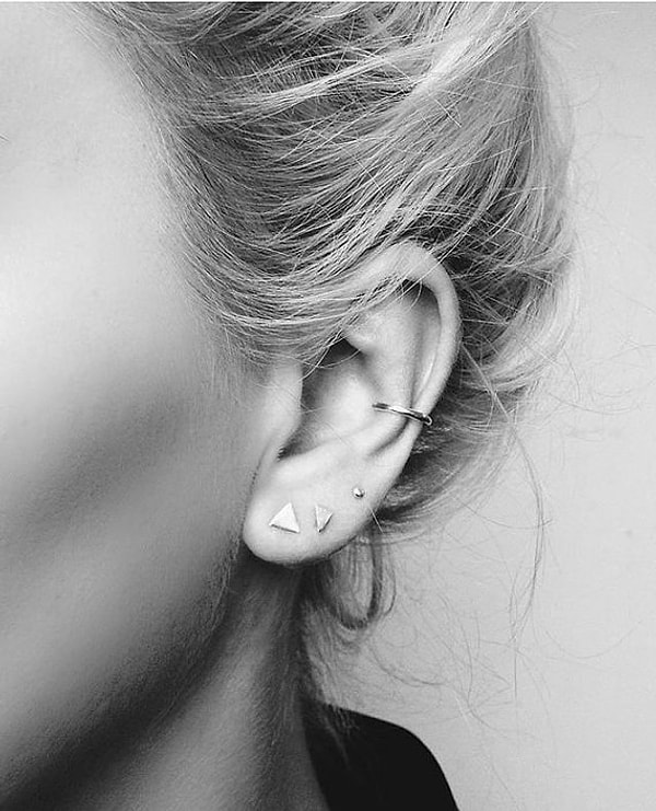 4. Имитация пирсинга – колечко для уха в минималистическом стиле.