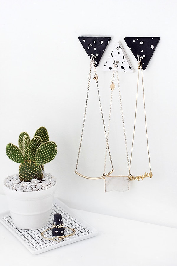 14. Три черно-белых (или бело-черных, кому как удобнее) крючка для бижутерии: