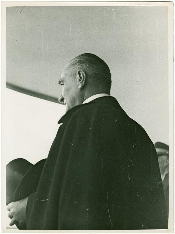 2. Atatürk'ün arkadan çekilmiş bir fotoğrafı.