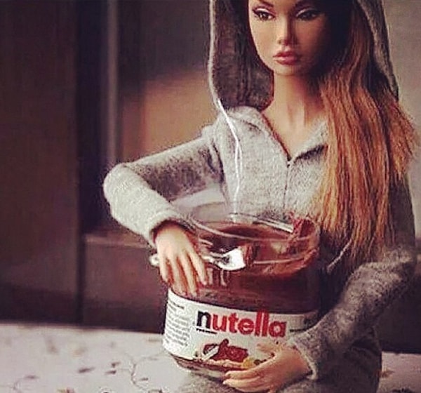 12. К тому же, маточные излияния истощают, поэтому ты съешь печенье, йогурт, орехи, покрыв все это толстым слоем мороженого, закусишь все это еще парой коробок печенья и еще, может быть, немного шаурмы…