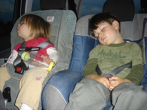 13. Если вы позволили вашим детям вздремнуть в машине по дороге домой, то потом вас ждет ночное шоу «Я не хочу спать!»: