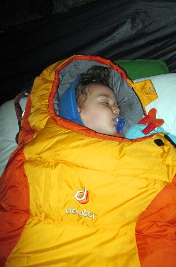 17. Tibet Çınar daha 1 yaşında dahi çadırda uyuyabiliyor, tulumunda tatlı bir tırtıl gibi kıvrılıp yatıyor.