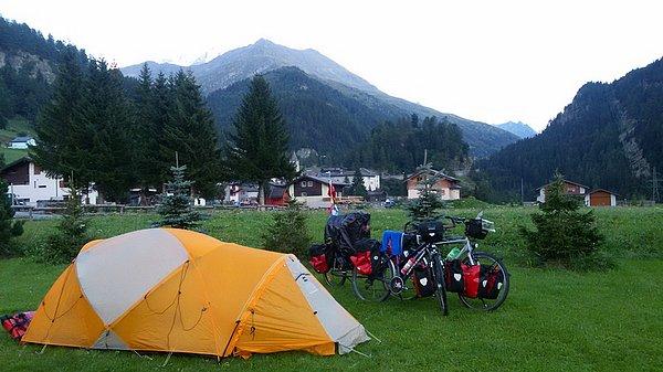 37. İsviçre. Alp dağlarında bir kamp sabahı. Hava buz.