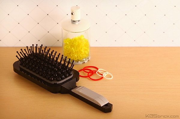 4. Привести себя в порядок с помощью расчески из Lego...