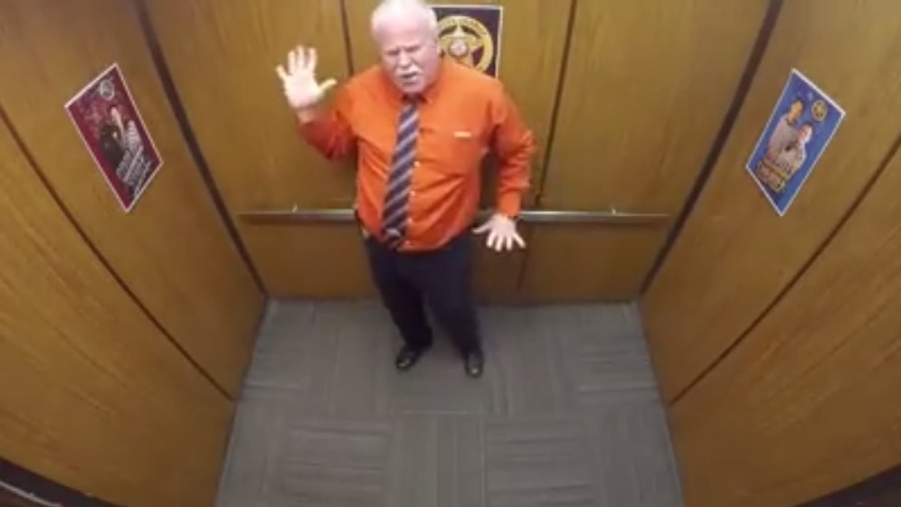 Emekliliğini Asansörde 'Nae Nae' Dansı ile Kutlayan Polis Memuru