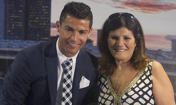 Nedendir bilinmez, Ronaldo'nun annesi Shayk'ı bir türlü oğluna yakıştıramamış, onların bırakın evlenmesini, sevgili kalmasını bile istememişti.