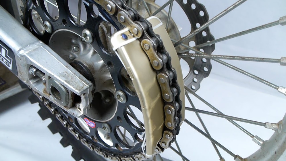 Sözün Bittiği Yerdeyiz: iPhone 6s'i Motosiklet Zincirine Sıkıştırma Testi