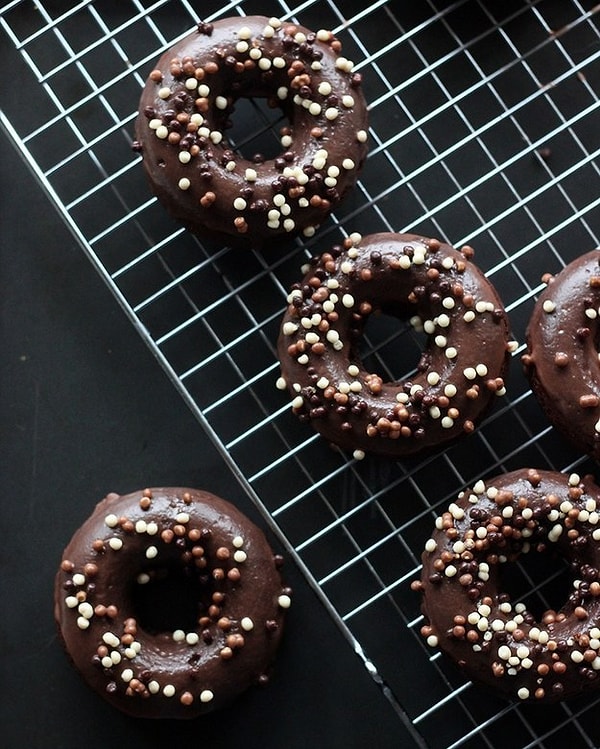 9. Глазированные шоколадные пончики