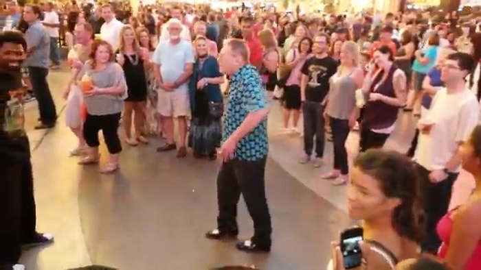 Yaşlandık Ama Ölmedik Diyen Adamdan Gençlere Break Dans Şovu