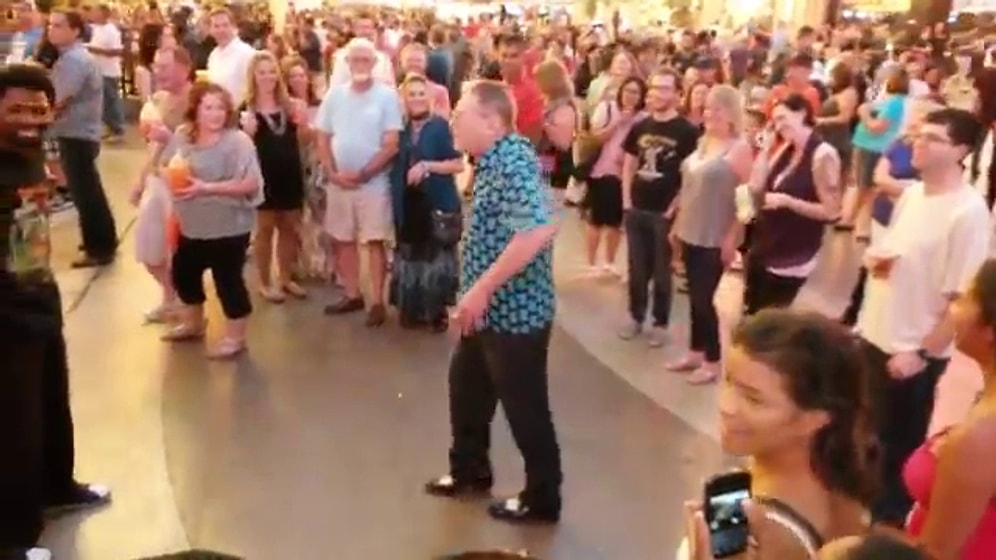 Yaşlandık Ama Ölmedik Diyen Adamdan Gençlere Break Dans Şovu