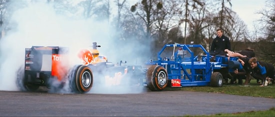 F1 Aracı, Rugby Takımına Karşı: 800 Beygirlik Araç mı Yoksa 8 Kişilik Bir Ekip mi?