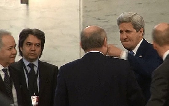 Kerry'den Sinirlioğlu'na Yumruklu Selamlama
