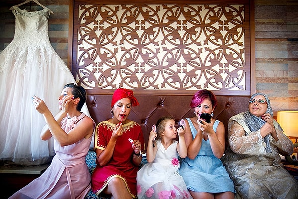 1. Эта простая фотография невесты и ее родных, поправляющих макияж, победила в номинации «Подготовка».