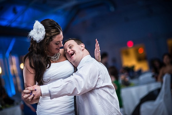 4. Этот милый первый танец вызывает бурю эмоций.