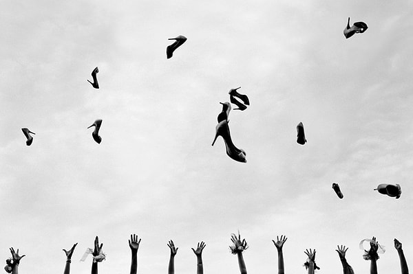 5. Кричали девушки «Ура!» и в воздух… туфельки бросали. Этот уникальный снимок увенчал аллею победителей в номинации «Гости со стороны невесты»