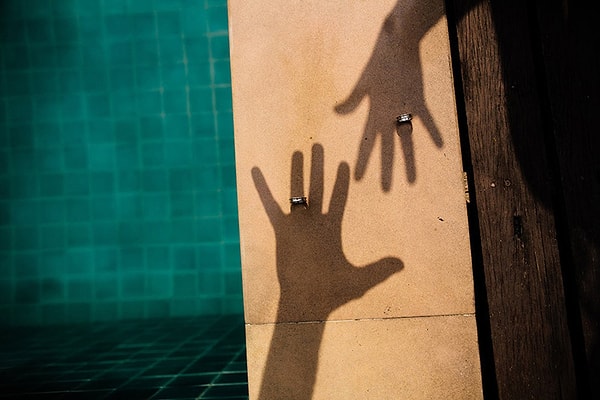 6. Улетное и необычное фото, на котором запечатлены кольца молодоженов, уделало всех в номинации «Свадебные детали».