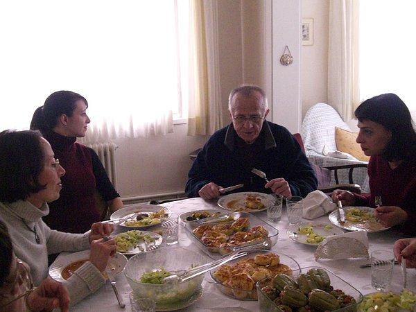 9. Yemeklerinin beraber yenmesi kuralı bulunan aileler.