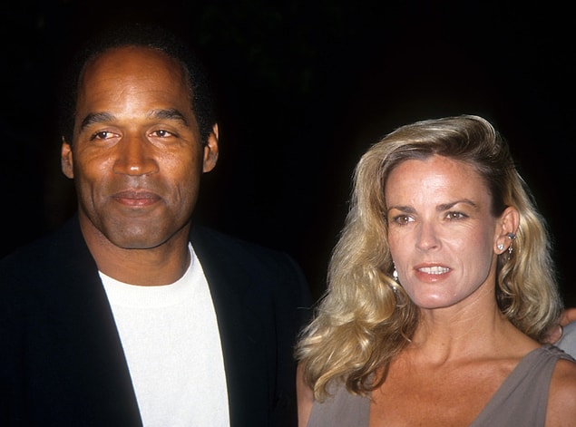 3. Bu cinayetler üzerine O.J. Simpson’ın evine inceleme yapmak için giden polisler, kanlı bir eldiven buldu; evin koridor ve merdivenlerinde kan izlerine rastladı.