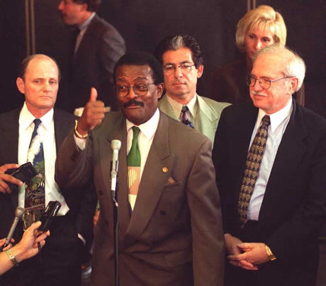 6. Davanın başında bütün kanıtlar Simpson’ın mahkumiyetini gösterirken, “Dream Team” olarak anılan ve Johnnie Cochran liderliğindeki avukat ordusunun başarılı savunma stratejisi ile davanın seyri değişti.