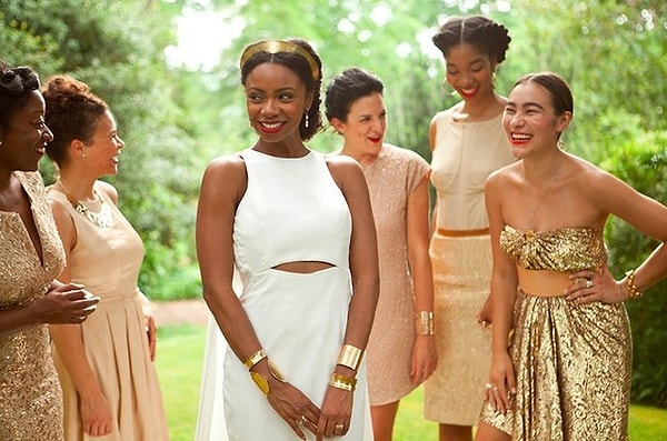 5. Утонченный разрез в середине платья