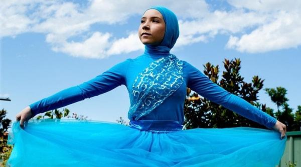 2010 yılında ailesi müslüman olan Stephanie,  dans etmeye o yıl dini nedenlerle ara vermiş. Fakat o bale yapmanın islama aykırı olmadığına inanıyor ve ilk başörtülü balerin olmak istiyor.