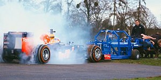 Кто кого: Гоночное авто Формулы-1 против Команды по регби из 8 человек?