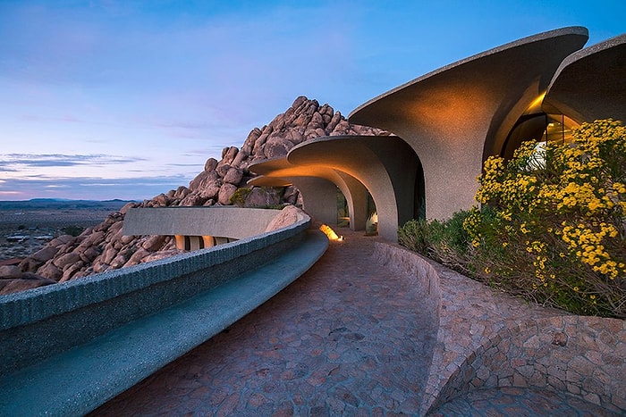 Issızlığın Ortasında Bir Vaha: İç Gıcıklarken Şaşkınlığa Sürükleyen Joshua Ağaç Çöl Evi