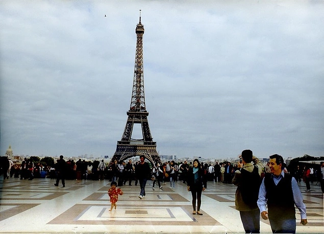 Paris'e kadar uzanan dünyayı keşfetme macerasını harika fotoğraflarla ölümsüzleştirdi.