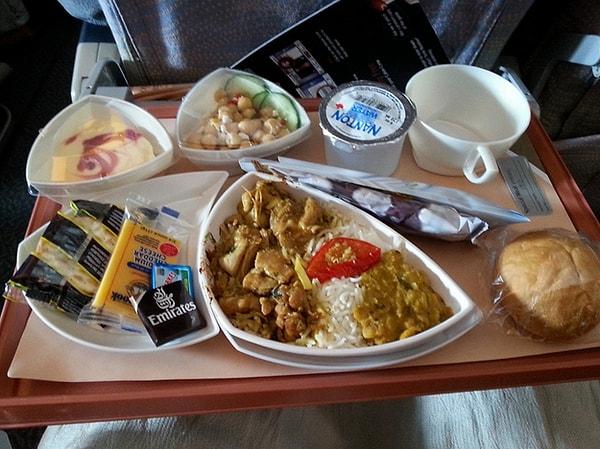 2. Emirates Hava Yolları'nda yolculara verilen yemek: