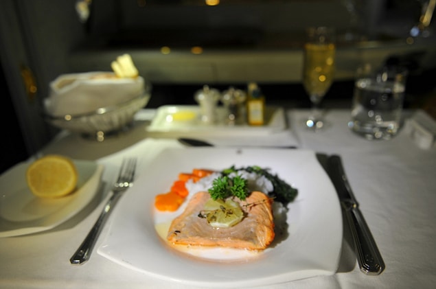 First class'ta ise sınırsız Dom Perignon ve somon balığı sahnede.