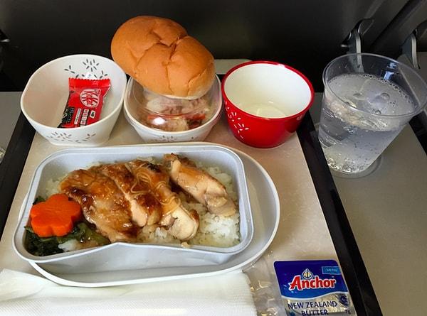 13. Cathay Pacific Hava Yolları'nda ekonomi sınıfı yemek: