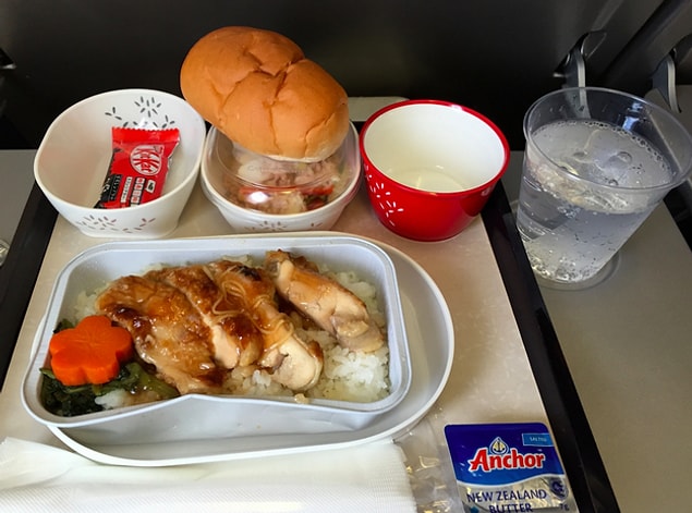 13. Cathay Pacific Hava Yolları'nda ekonomi sınıfı yemek:
