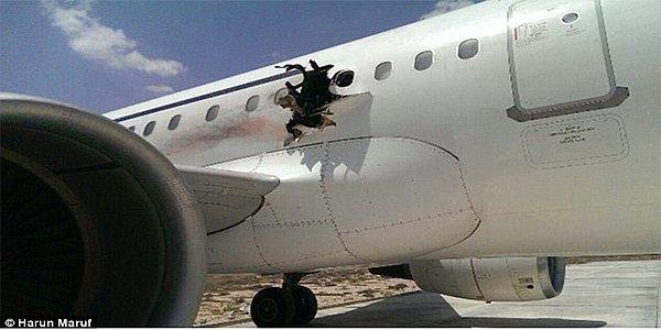 Somali'den Cibuti'ye giden D3159 numaralı yolcu uçağında kalkıştan 5 dakika sonra patlama meydana geliyor ve patlamanın etkisiyle uçağın gövdesinde delik oluşuyor.