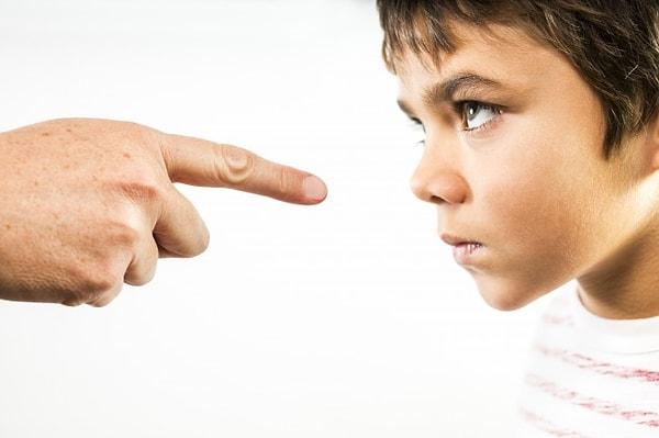 Özellikle aile içi pedagojisinde yaygın biçimde kullanılan “cezalandırmak için vurmak” eylemi daima tartışılır.