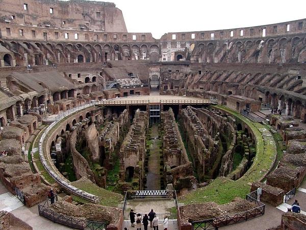 21. Roma'daki Kolezyum'un içeriden görünüşü.