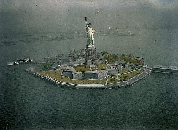 6. Фотография статуи Свободы, ставшая первым успешным цветным снимком, сделанным с воздуха, была опубликована в статье журнала National Geographic в 1930 году.