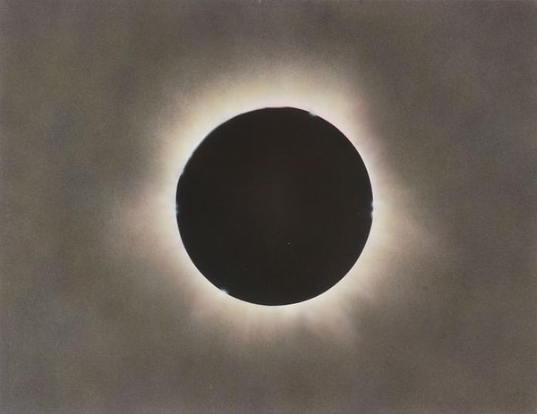 8. Фото 1937 года носит титул первой фотографии, отображающей естественный цвет солнечного затмения.