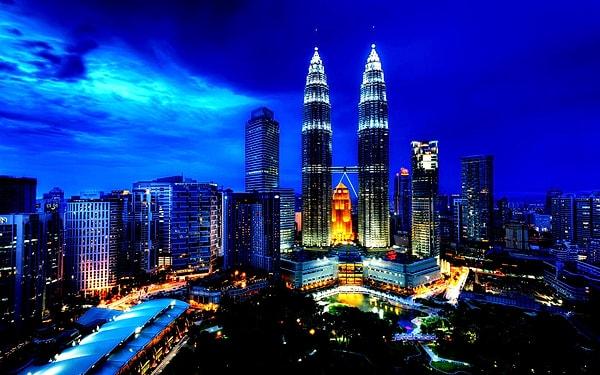 17. Malezya'daki Petronas İkiz Kuleleri'nin havadan görünüşü...