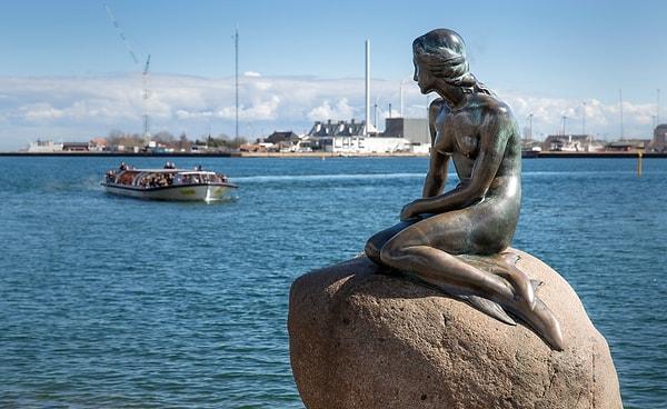 10. Kopenhag'daki Küçük Deniz Kızı Heykeli'nin kartpostallardaki görünüşü...