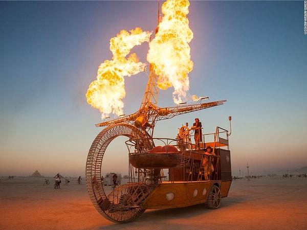 3. Burning Man Festivali, otorite ve düzene baş kaldıran bohemlerin toplandığı bir festival...