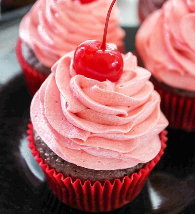 9. Vişneli Kola Cupcake