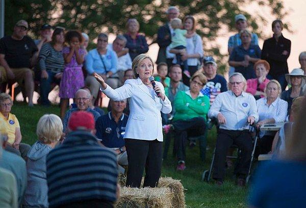 8. Iowa ön seçimlerinde, Demokrat Parti adayları arasında ipi göğüsleyen burun farkıyla Hillary Clinton oldu.  Fakat sonuca berabere demek de mümkün.