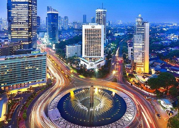9. Endonezya'nın Jakarta kentinin geceleri ışıl ışıl.